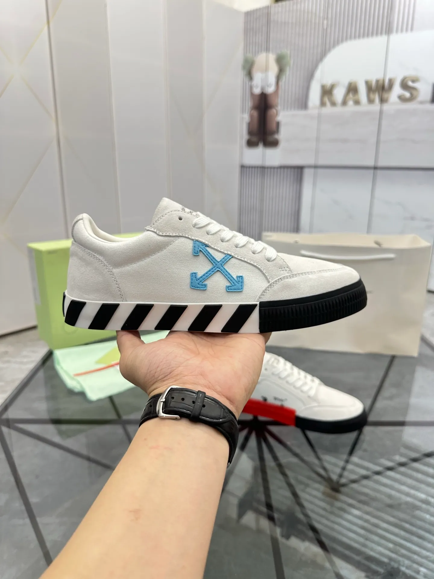 Selling men's shoes 💰: 💰P440¥ Product trademark: OFF WHITE * "OFF WHITE*" low-top casual shoes Regular size: 35-45 (can be customized to 46) Couple style Product materials: imported nubuck leather upper spliced ​​with original fabric, breathable lining, original outsole. No.: H203